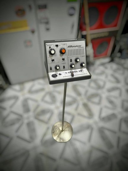 Instrumento eletrônico raro em um pedestal